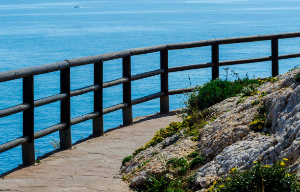 деревянная набережная вдоль морского побережья, расположенная на скале в ринкон-де-ла-виктория, коста-дель-соль, андалусия - costa victoria стоковые фото и изображения