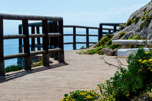 海沿岸の木製遊歩道沿い崖岩でリンコン デ ラ ビクトリア、コスタ ・ デル ・ ソル、アンダルシア - costa victoria ストックフォトと画像