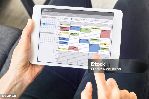 App Calendario In Tablet Computer Con Pianificazione Della Settimana Con Appuntamenti Eventi Attività E Riunioni Dispositivo Di Tenuta Delle Mani Concetto Di Gestione Del Tempo Organizzazione Della Pianificazione Dellorario Di Lavoro Pianificazione - Fotografie stock e altre immagini di Agenda