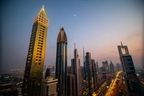 ドバイ、アラブ首長国連邦 - 2018 年 10 月日: 夜のドバイ skycrapers と交通道路にビューの上 - futuristic dubai city traffic ストックフォトと画像