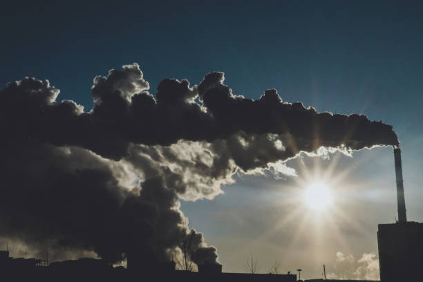 impianto di riciclaggio dei rifiuti in un concetto di sunny day di inquinamento ambientale in inverno - metano foto e immagini stock