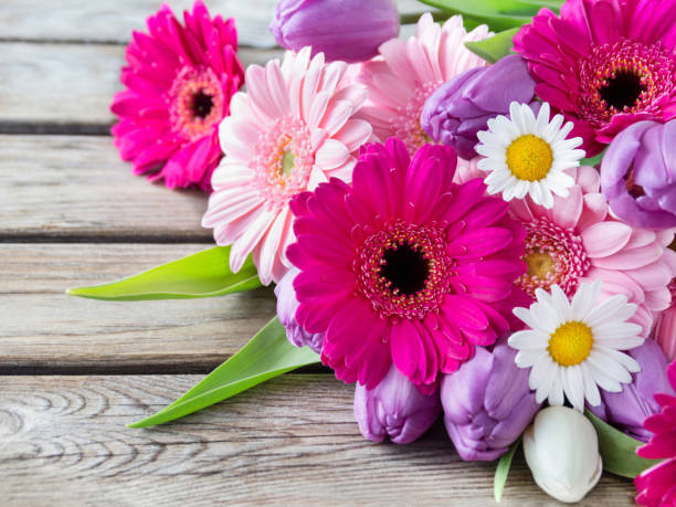bouquet of flowers against wooden board - bouquet tulip greeting card gerbera daisy imagens e fotografias de stock