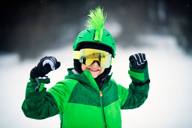 portrait d’un petit skieur - child human muscle flexing muscles little boys photos et images de collection