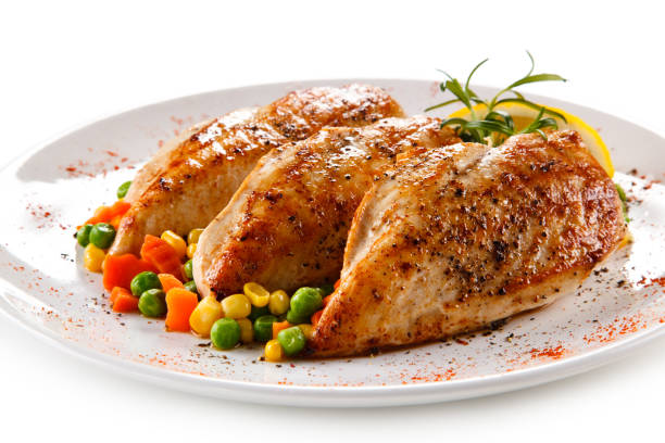 揚げ鶏の胸肉と野菜 - schnitzel cutlet food meal ストックフォトと画像