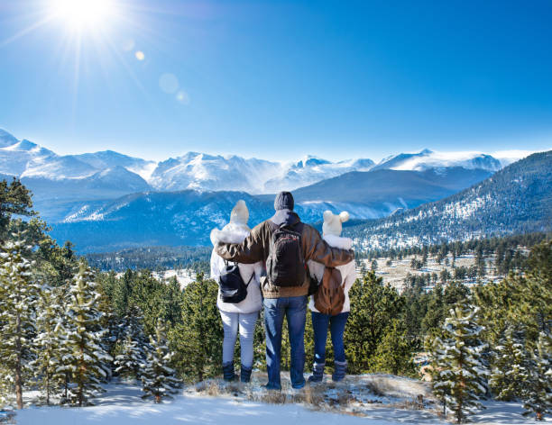 familia feliz senderismo en vacaciones de invierno en las montañas. - group of people journey effort travel destinations fotografías e imágenes de stock