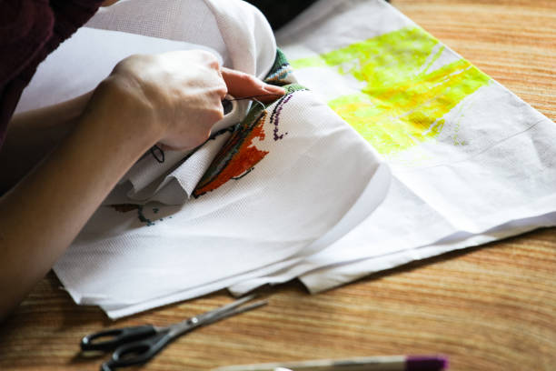 dziewczyna haftować wzór ściegu krzyżykowego - embroider cross stitch embroidery thread zdjęcia i obrazy z banku zdjęć