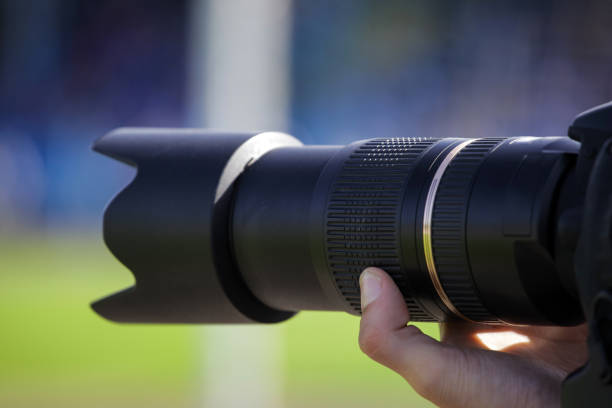 istock large lens in photographer's hand 1091301926