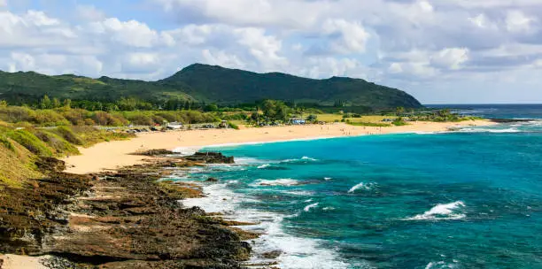 Large, spacious beach on Oahu south-east, dangerous to inexperienced surfers