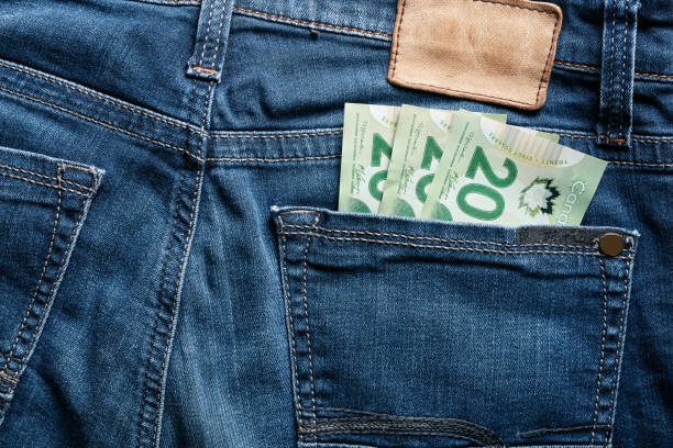 veinte billetes de dólar canadiense cad en el bolsillo trasero de un azul je - canadian culture canadian currency canadian dollars currency fotografías e imágenes de stock