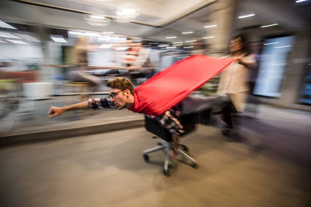 super-héros au bureau ! - business super hero photos et images de collection