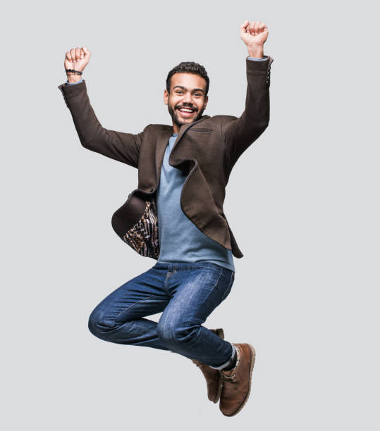 homem alegre feliz comemorando - jump for joy - fotografias e filmes do acervo