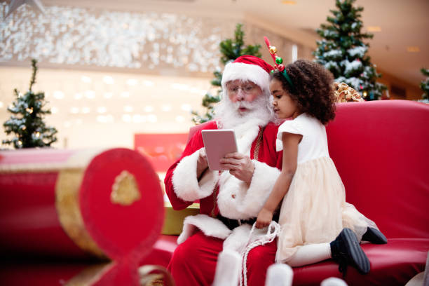 shopping christmas with family and santa claus at shopping mall - ipad shopping gift retail imagens e fotografias de stock