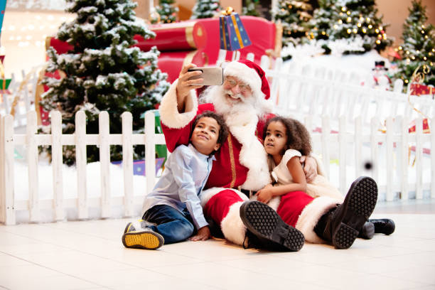 shopping christmas with family and santa claus at shopping mall - ipad shopping gift retail imagens e fotografias de stock