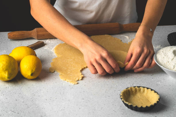proceso de hacer tartaletas - tart dessert tray bakery fotografías e imágenes de stock