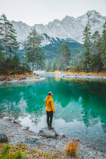 paz e tranquilidade à beira do lago - zugspitze mountain bavaria mountain germany - fotografias e filmes do acervo