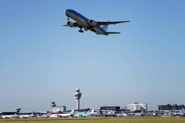 アムステルダム ・ スキポール空港を離陸する航空機 - air france klm ストックフォトと画像