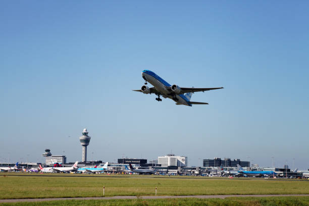 アムステルダム ・ スキポール空港を離陸する航空機 - air france klm ストックフォトと画像