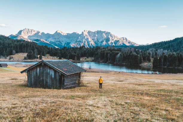 desfrutar de algum descanso e relaxamento - european alps mountain house bavaria - fotografias e filmes do acervo