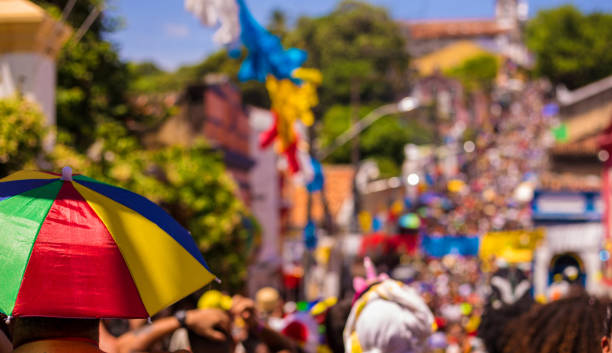 карнавал в бразилии. самая большая уличная вечеринка в мире - carnival parade стоковые фото и изображения
