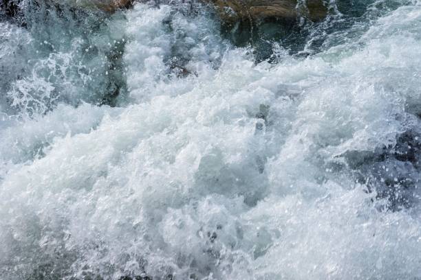 rough seas closeup - fast water imagens e fotografias de stock