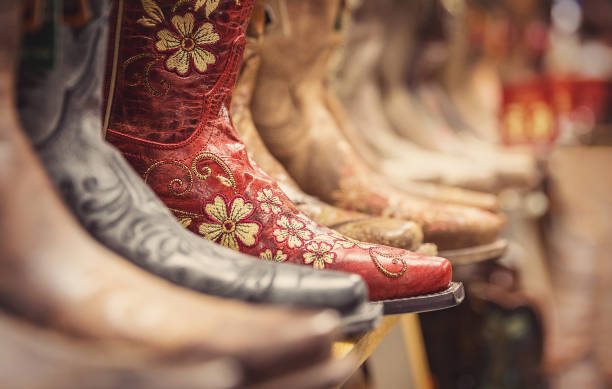 stivali da cowboy in un negozio, scarpe in stile vintage - wild west boot shoe cowboy foto e immagini stock