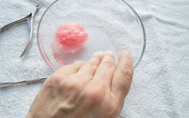 strumenti manicure e ciotola d'acqua su sfondo bianco, concetto di cura delle unghie e delle cuticola - water lime foto e immagini stock