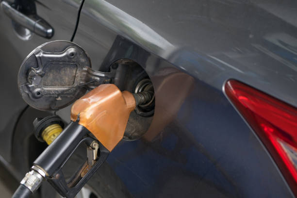 bombeando combustível gasolina no carro na bomba de gasolina, reabastecimento de combustível fóssil. - fuel pump gas station gasoline fossil fuel - fotografias e filmes do acervo