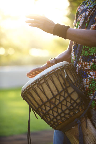 djembe baterista tocando - zulu african descent africa dancing - fotografias e filmes do acervo