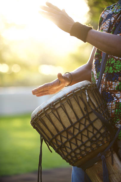 djembe drummer backlit - zulu african descent africa dancing imagens e fotografias de stock