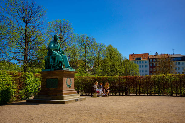 parco del castello di rosenborg, copenaghen - hans christian andersen danish culture denmark copenhagen foto e immagini stock