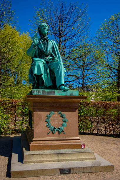 территория замка розенборг, копенгаген - denmark copenhagen hans christian andersen statue стоковые фото и изображения