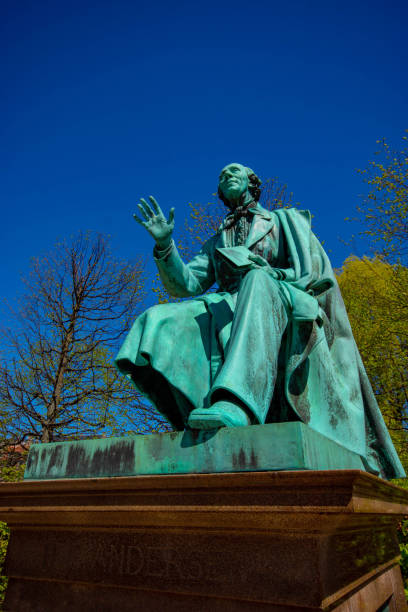 территория замка розенборг, копенгаген - denmark copenhagen hans christian andersen statue стоковые фото и изображения