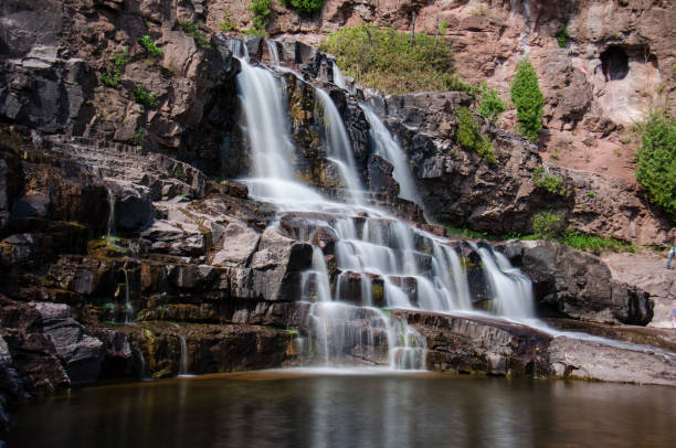 pendant la journée longue exposition de gooseberry falls chutes d’eau dans le parc d’état dans le minnesota en été - gooseberry photos et images de collection