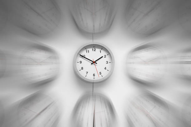 раз быстрая скорость работает рабочие часы увеличить эффект размытия движения. - zoom blur стоковые фото и изображения