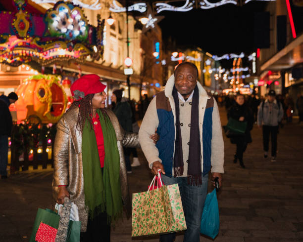 istock Senior Couple Christmas Shopping 1091398838