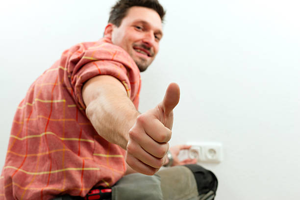 electricien installation multiprise - thumbs up repairman human thumb electrician photos et images de collection