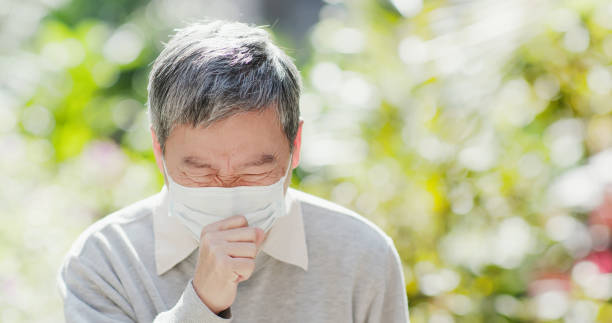 старик кашель на открытом воздухе - allergy pollen tree hay fever стоковые фото и изображения