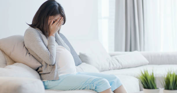 беременная женщина чувствует депрессию - human pregnancy depression sadness women стоковые фото и изображения