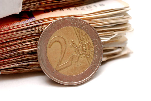 2 유로 동전 지폐 배경 - magnification coin equipment european union currency 뉴스 사진 이미지