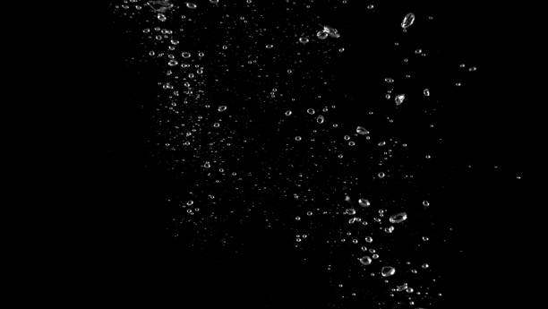 крупным планом макро изображения соды пузырьки воды плавающей до верхней части поверхности воды, которые мало и большой круг текстуры брыз - underwater стоковые фото и изображения