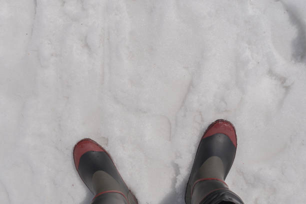 vue de dessus des bottes dans la neige, la saison d’hiver - apres ski winter hiking ski photos et images de collection