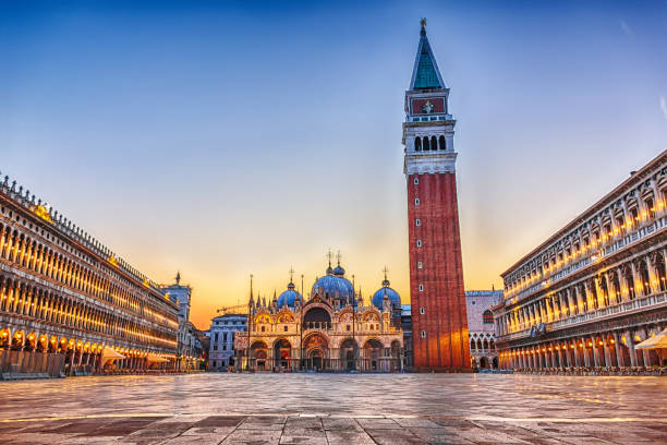 ヴェネツィア広場広場、サンマルコ、夕景 - バシリカ ストックフォトと画像