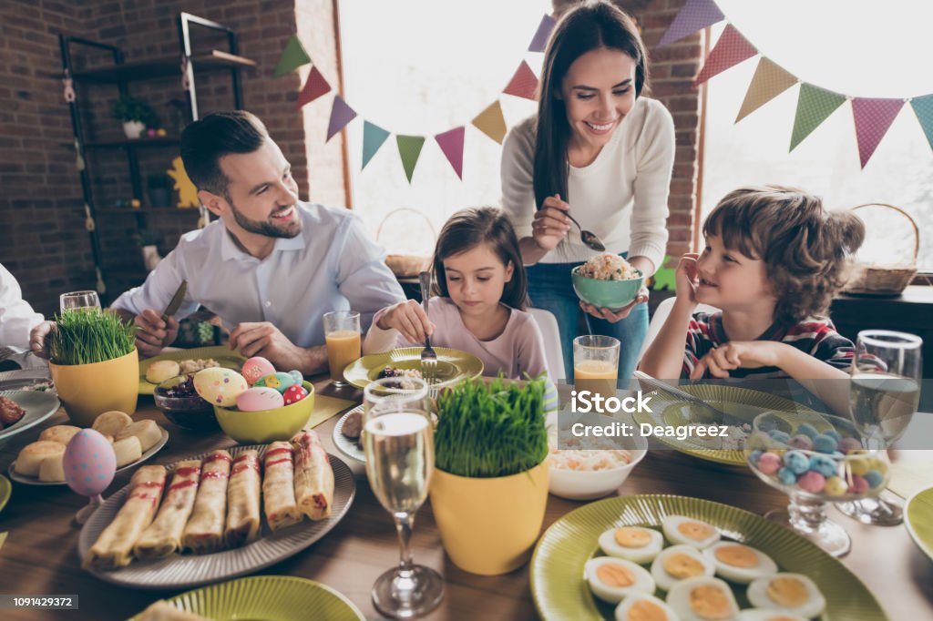 좋은 사랑 스러운 친절 한 밝고 긍정적인 가족 결혼 배우자 hu - 로열티 프리 부활제 스톡 사진