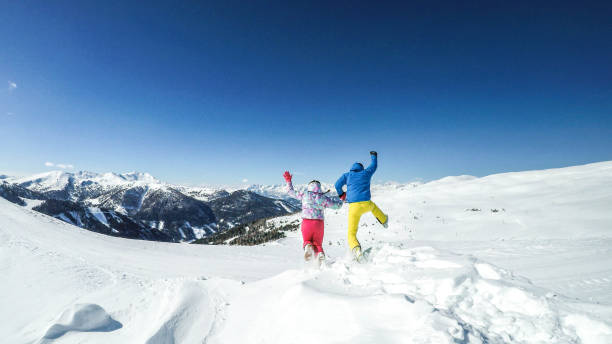 オーストリア-スノージャンプ - snow skiing apres ski couple ストックフォトと画像