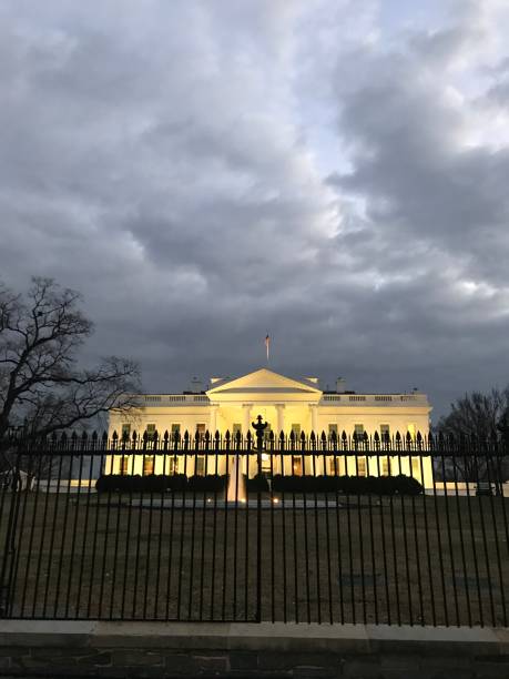 ホワイトハウスの北側夜ライトアップ - white house washington dc dark vertical ストックフォトと画像