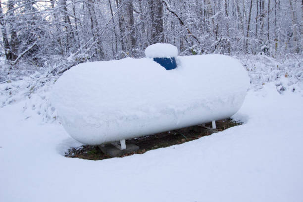 tanque de propano en un frío día de invierno - tanque de la gasolina fotografías e imágenes de stock