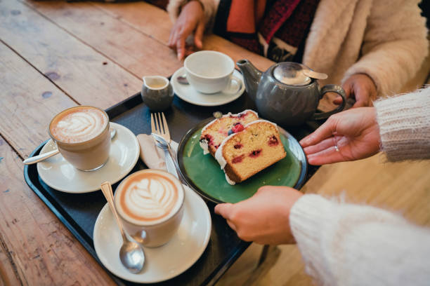 café et un gâteau avec des amis - resting place photos et images de collection