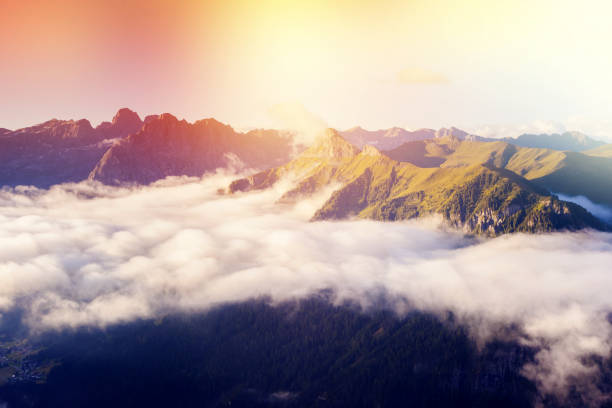 ottima vista della val di fassa con passo sella. parco nazionale. dolomiti (dolomiti). italia, europa. mondo della bellezza. - sella pass foto e immagini stock