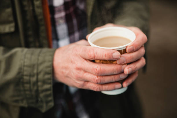 rozgrzewka kawą - coffee coffee cup take out food disposable cup zdjęcia i obrazy z banku zdjęć