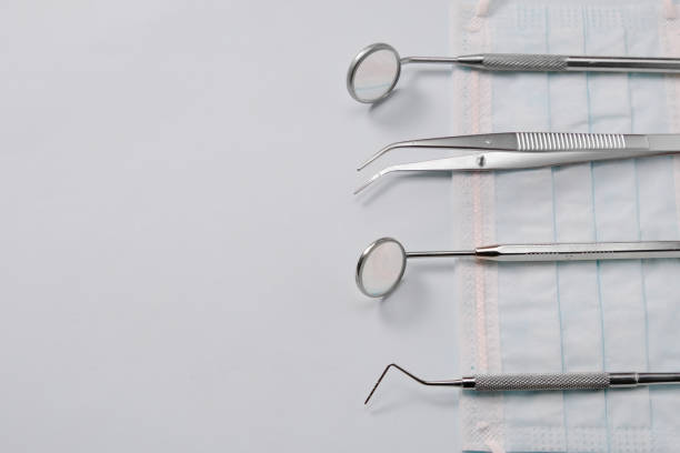 歯科基本楽器: 2 つのミラー、歯科用探針とピンセット灰色の背景に。 - dentist mirror orthodontist carver ストックフォトと画像